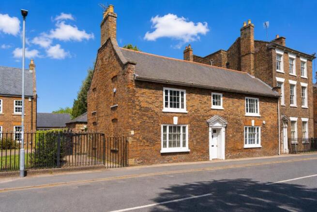 2 bed property, in Church Street, £250,000
