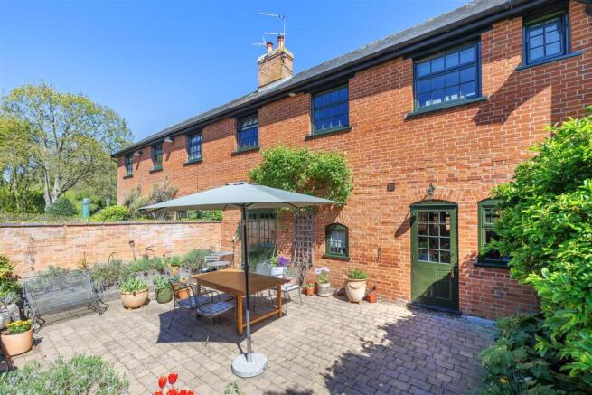 6 bed property, in Chediston Street, £650,000