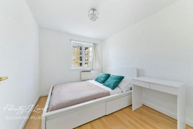 2 bed property, in Elizabeth Fry Place, £275,000