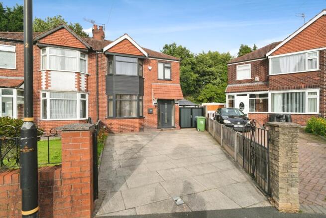 3 bed property, in Castleton Avenue, £405,000