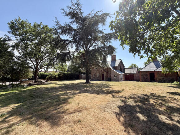 2 bed property, in Park Gate, £450,000