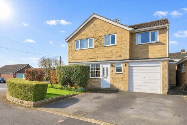 4 bed property, in Fairfield Close, £500,000