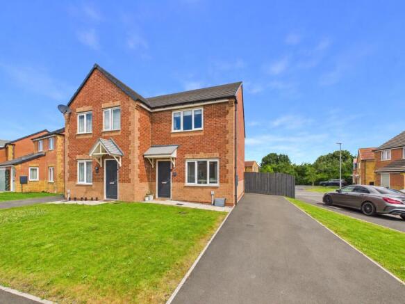 2 bed property, in Maxey Drive, £145,000