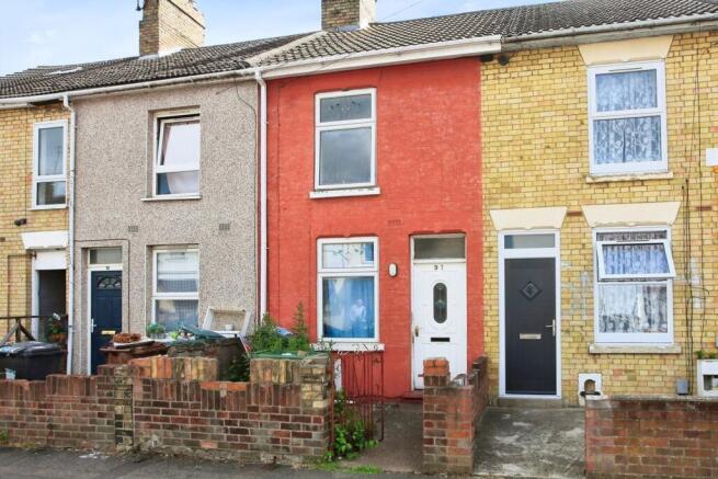 2 bed property, in Gladstone Street, £170,000