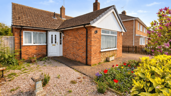 2 bed property, in Castle Drive, £260,000