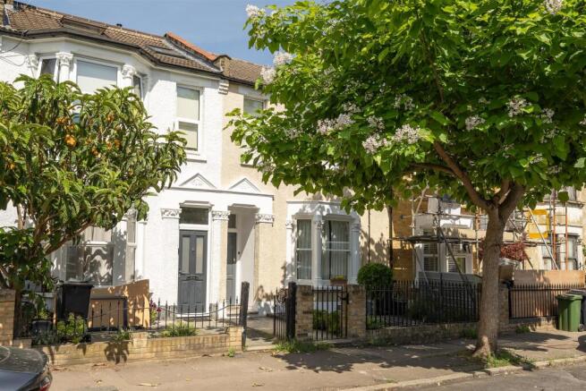 1 bed property, in Gordon Road, £375,000