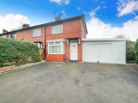 2 bed property, in Lancaster Avenue, £215,000