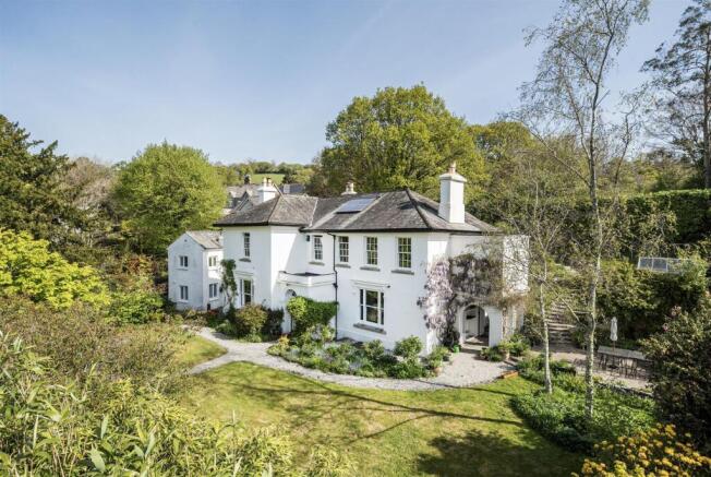 6 bed property, in Yelverton, £975,000