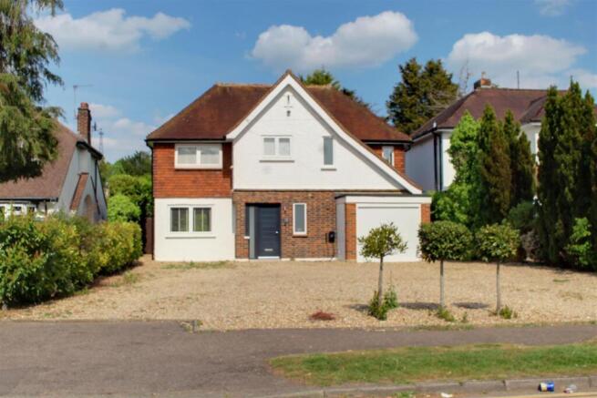 3 bed property, in Pine Grove, £1,150,000
