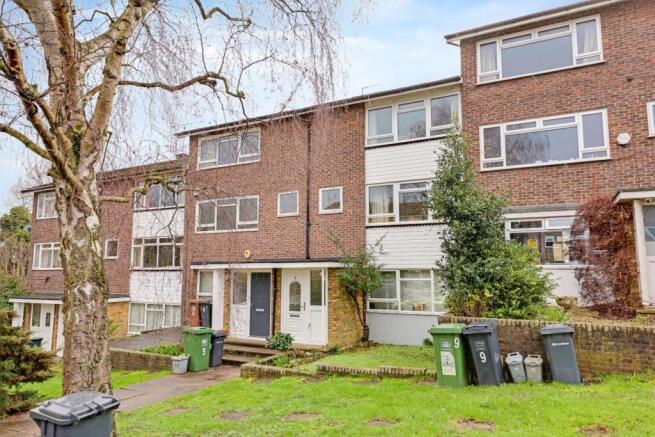2 bed property, in Thakeham Close, £250,000