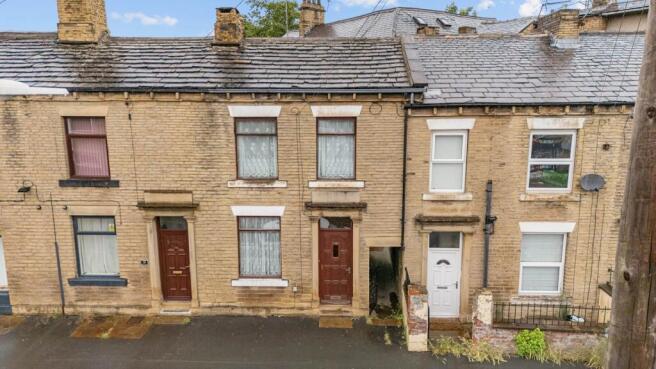 2 bed property, in Gooder Lane HD6, £100,000