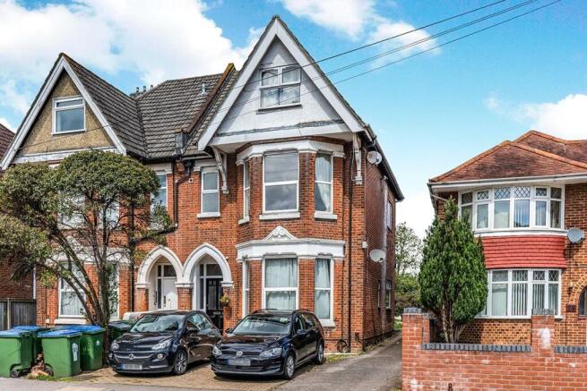 1 bed property, in Howard Road, £120,000