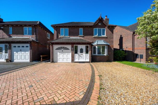 4 bed property, in Tarnbeck Drive, £450,000