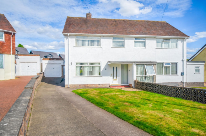 3 bed property, in Park Close, £220,000