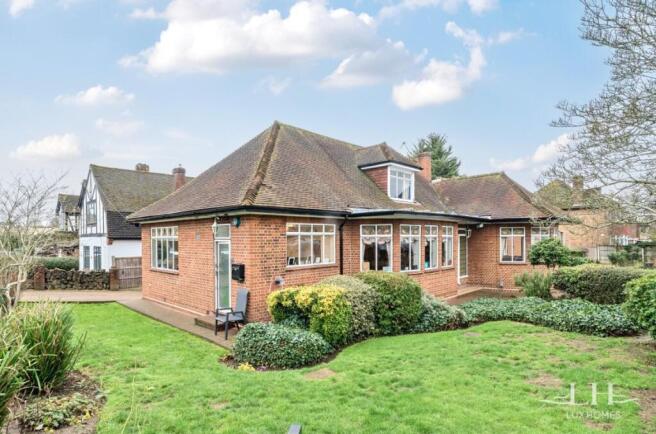 4 bed property, in Heath Drive, £800,000