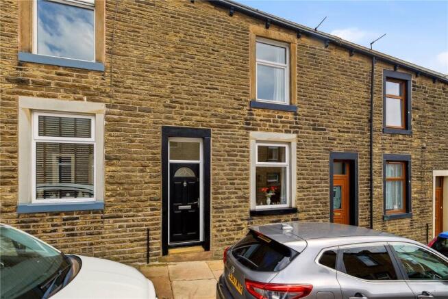 2 bed property, in Clarence Street, £118,000