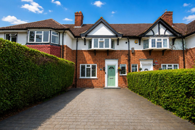 2 bed property, in Village Way, £475,000