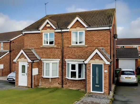 2 bed property, in Swanage Drive, £170,000