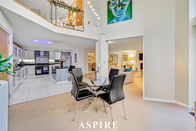 3 bed property, in Uplands Park Road, £580,000