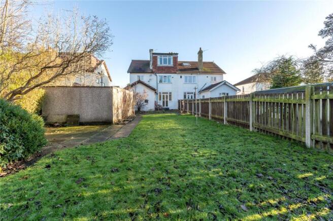 5 bed property, in Fearnville Avenue, £415,000