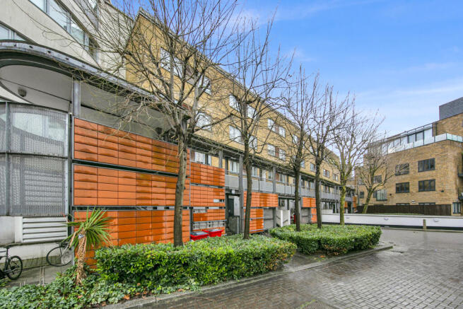 2 bed property, in Mile End Road, £350,000