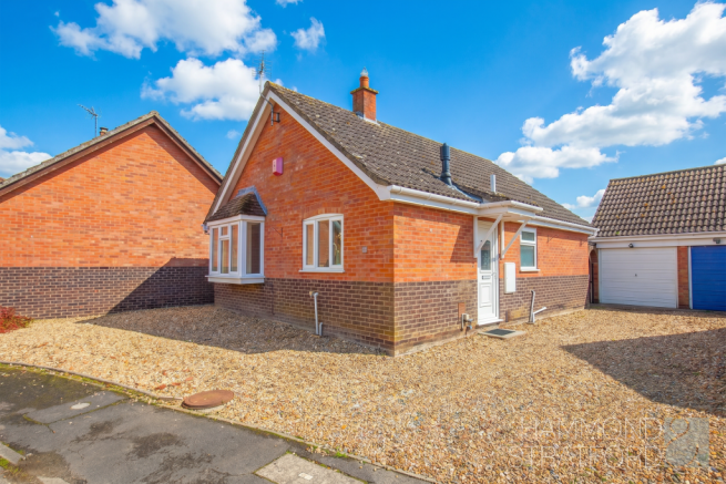 2 bed property, in Rectory Gardens, £230,000
