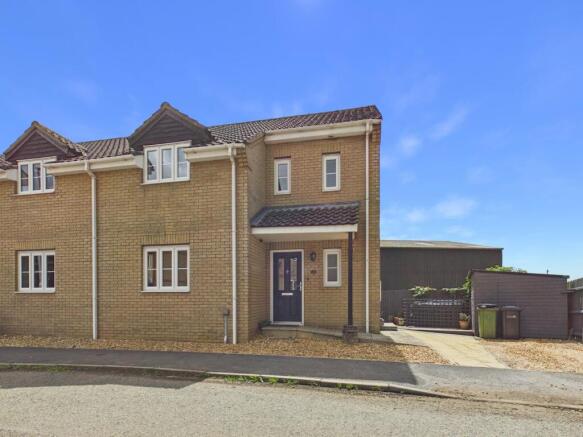 2 bed property, in Pringle Way, £175,000
