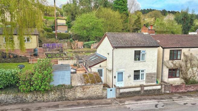2 bed property, in Main Road, £300,000