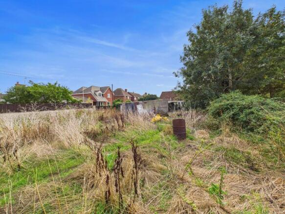 2 bed property, in Camel Road, £265,000