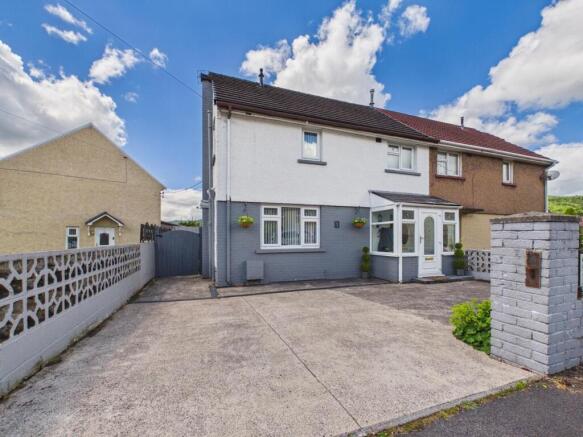 3 bed property, in Maes Y Dre, £180,000