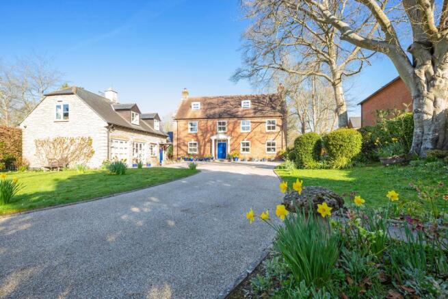 5 bed property, in Old Beech House, £900,000