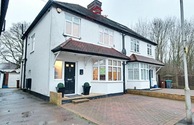 3 bed property, in Hill Crest, £625,000