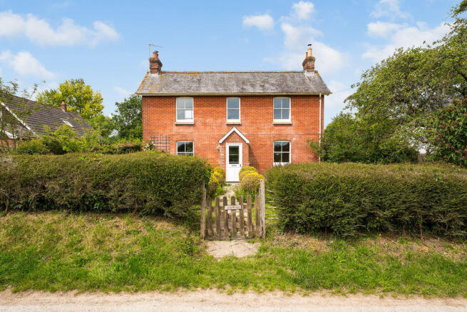 5 bed property, in Nunton Drove, £750,000