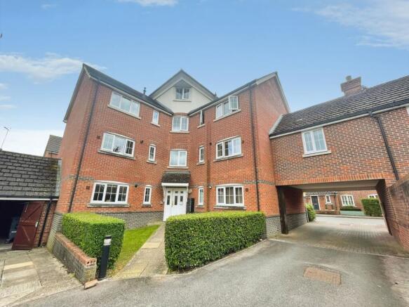 2 bed property, in Elvetham Rise, £220,000