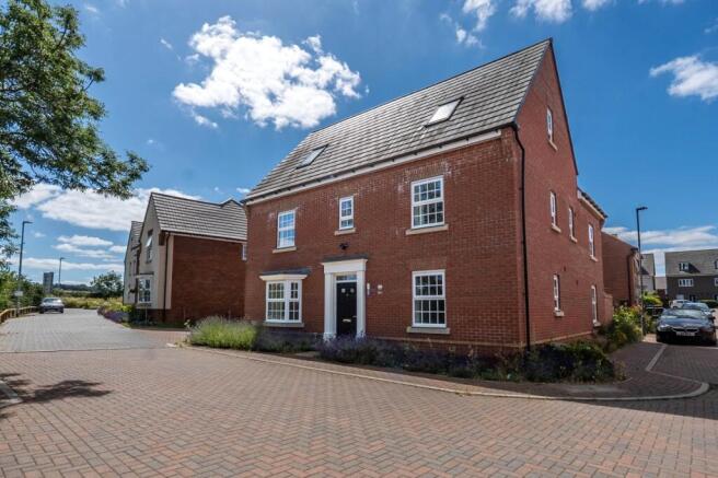 5 bed property, in Burgess Avenue, £775,000
