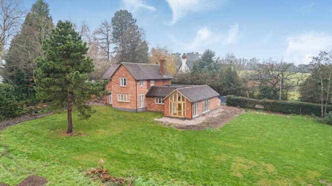 4 bed property, in Hillwood Road, £1,250,000
