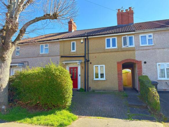 3 bed property, in Kingshill Road, £325,000