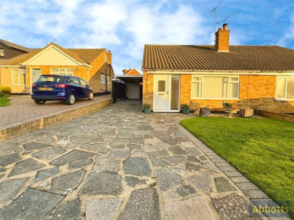 2 bed property, in Farm Way, £315,000