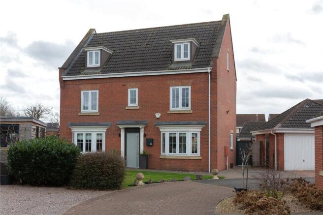 5 bed property, in Augustus Close, £475,000