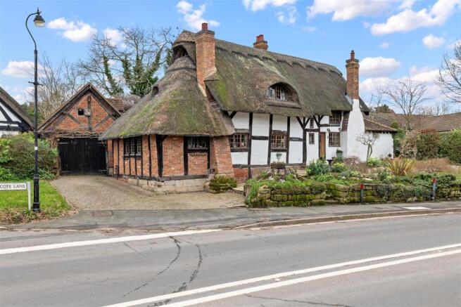 3 bed property, in Warwick Road, £615,000