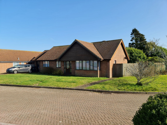 3 bed property, in Langdon Close, £450,000