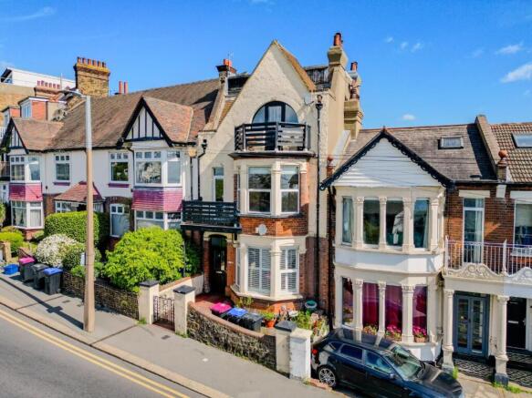 3 bed property, in Cliff Gardens, £450,000