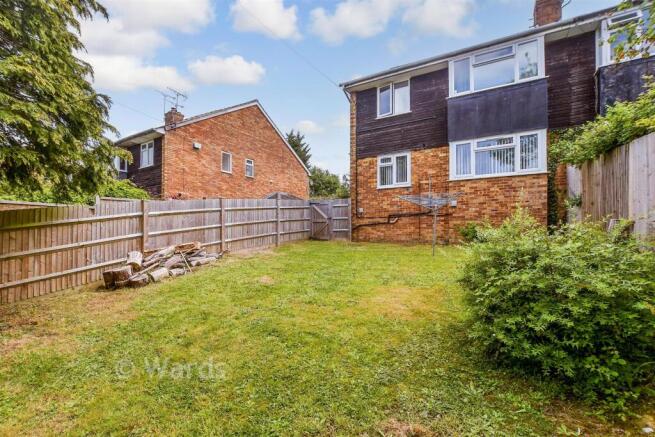 2 bed property, in Ashford Road, £200,000