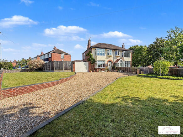 3 bed property, in Dodington, £295,000