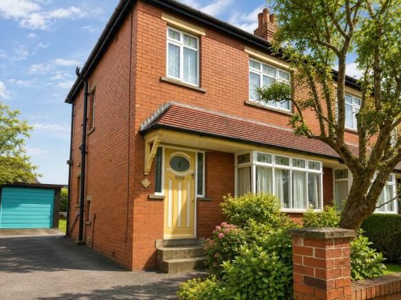 3 bed property, in Lincoln Avenue, £200,000