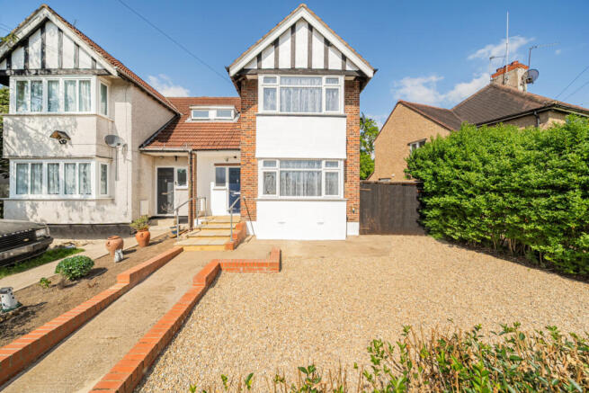 3 bed property, in Greenway, £585,000