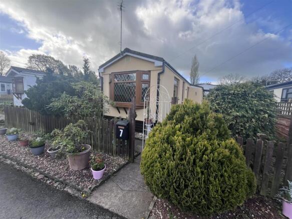 2 bed property, in Lindow Court Park, £99,950