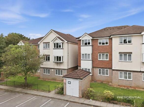 1 bed property, in Debham Court, £290,000