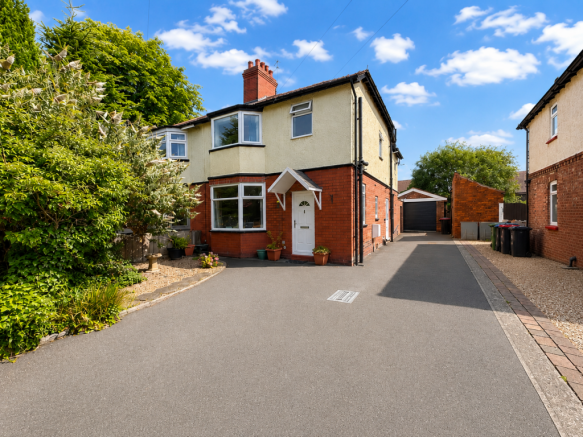 3 bed property, in Carlton Road, £300,000