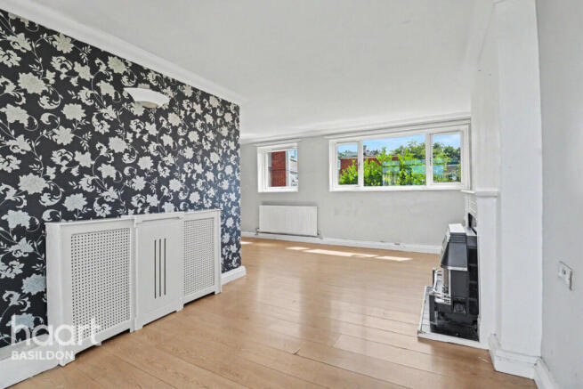 1 bed property, in Long Riding, £130,000